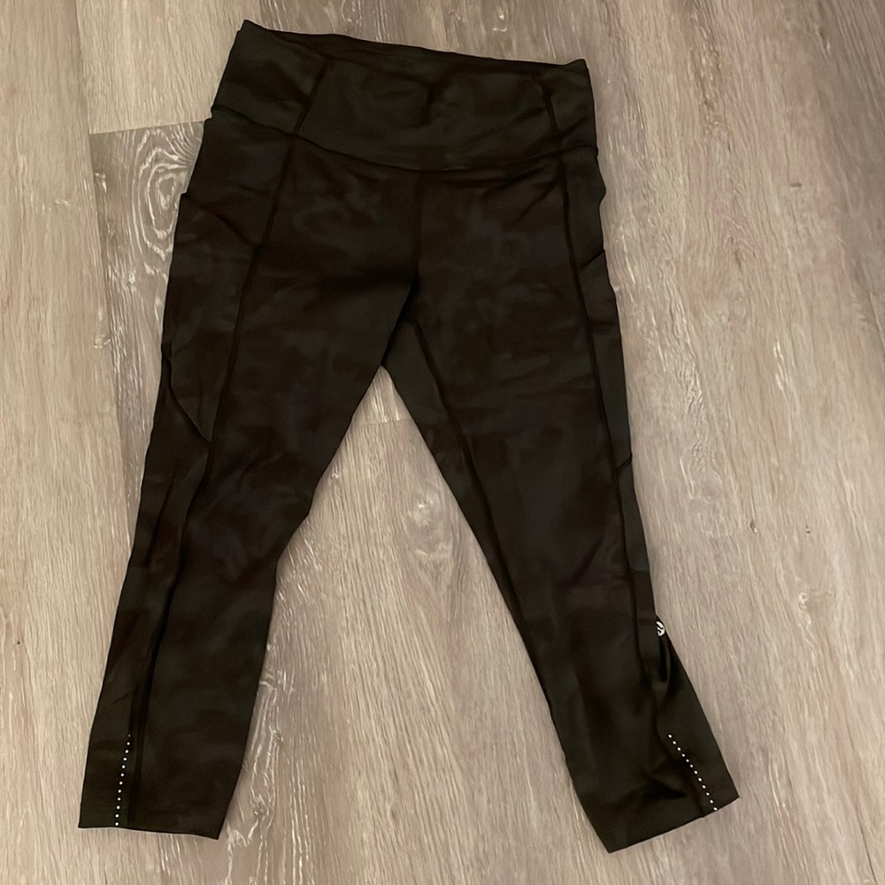 Lululemon camo cropped leggings